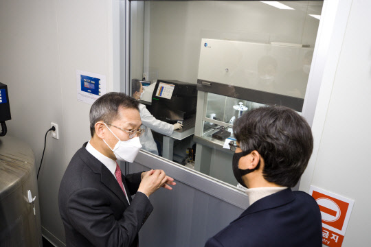 이종호 과학기술정보통신부 장관이 7일 오후 경기도 성남시 분당구 코리아바이오파크를 방문해 고광표 고바이오랩 대표로부터 연구시설 설명을 듣고 있다. 과기정통부 제공